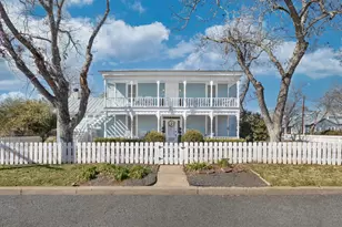 908 N Crockett St, Fredericksburg, TX 78624 - Photo 2