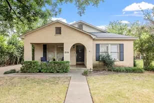219 W Creek St, Fredericksburg, TX 78624 - Photo 2
