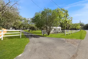 390 Galveston St, Bandera, TX 78003 - Photo 4