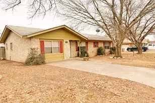 607 N Bowie, Fredericksburg, TX 78624 - Photo 2