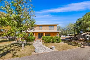 959 S Eagle St, Fredericksburg, TX 78624 - Photo 2