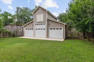 217 W Creek St, Fredericksburg, TX 78624 - Photo 2