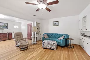 217 W Creek St, Fredericksburg, TX 78624 - Photo 6