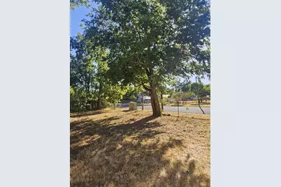 907 N Crockett St, Fredericksburg, TX 78624 - Photo 2