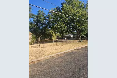 907 N Crockett St, Fredericksburg, TX 78624 - Photo 1