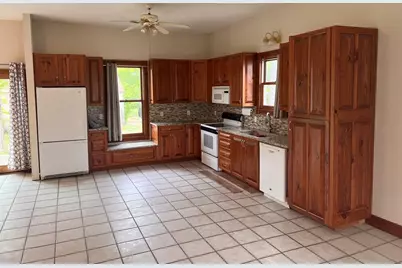 211 W Hackberry St, Fredericksburg, TX 78624 - Photo 4