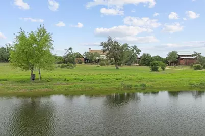 382 Breezy Hills Dr, Fredericksburg, TX 78624 - Photo 2