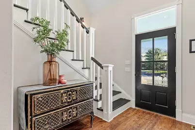 419 E Travis St, Fredericksburg, TX 78624 - Photo 4