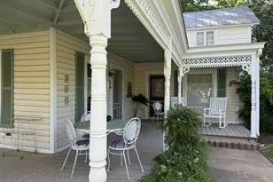 208 S Crockett St, Fredericksburg, TX 78624 - Photo 2