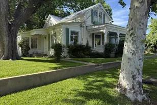 208 S Crockett St, Fredericksburg, TX 78624 - Photo 2