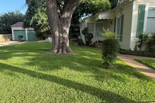 208 S Crockett St, Fredericksburg, TX 78624 - Photo 4