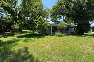 509 W Creek St, Fredericksburg, TX 78624 - Photo 2