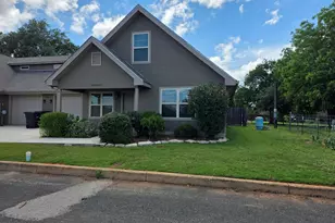1004 E Hill St, Fredericksburg, TX 78624 - Photo 2