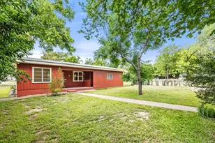 304 W Live Oak St, Fredericksburg, TX 78624 - Photo 16