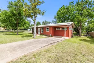 304 W Live Oak St, Fredericksburg, TX 78624 - Photo 2