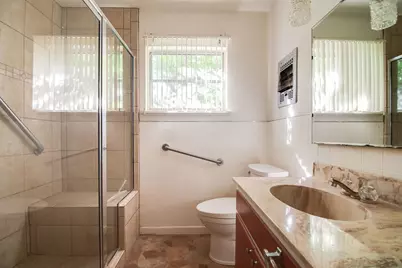 303 S Orange St, Fredericksburg, TX 78624 - Photo 10