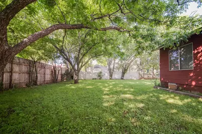 303 S Orange St, Fredericksburg, TX 78624 - Photo 12