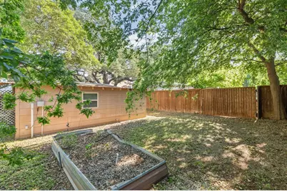 607 Franklin, Fredericksburg, TX 78624 - Photo 6