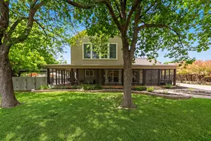 306 S Acorn St, Fredericksburg, TX 78624 - Photo 2