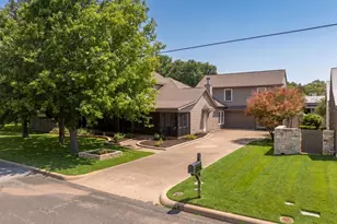306 S Acorn St, Fredericksburg, TX 78624 - Photo 4