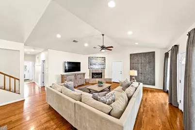 306 S Acorn St, Fredericksburg, TX 78624 - Photo 8