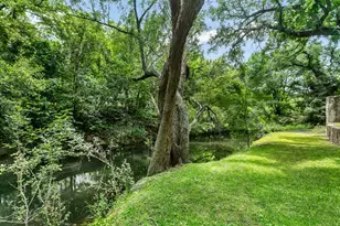 406 W Schubert St, Fredericksburg, TX 78624 - Photo 2