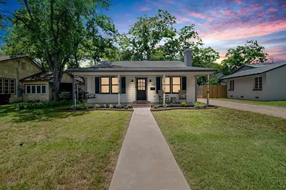 203 W Travis St, Fredericksburg, TX 78624 - Photo 2