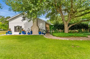 904 N Lincoln, Fredericksburg, TX 78624 - Photo 2