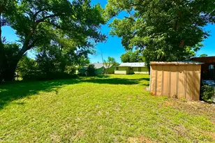 106 W Burbank St, Fredericksburg, TX 78624 - Photo 20