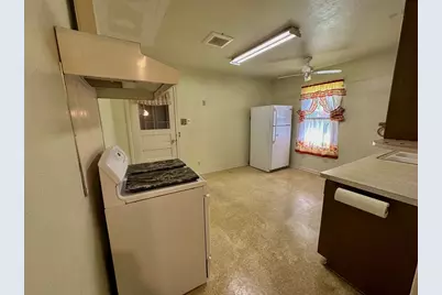 106 W Burbank St, Fredericksburg, TX 78624 - Photo 6