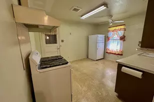 106 W Burbank St, Fredericksburg, TX 78624 - Photo 6