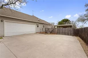 107 E Dawn Dr, Johnson City, TX 78636 - Photo 2
