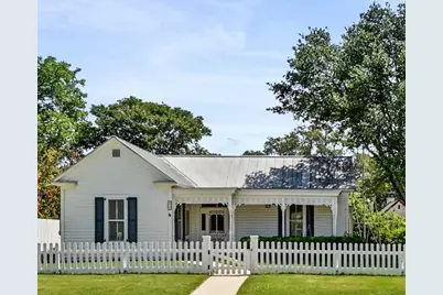 410 E Schubert St, Fredericksburg, TX 78624 - Photo 1
