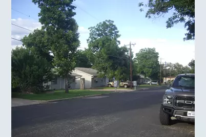 448 E Walnut St, Fredericksburg, TX 78624 - Photo 2