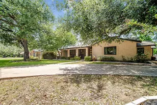 708 N Milam St, Fredericksburg, TX 78624 - Photo 2