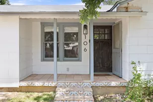 106 W Mulberry St, Fredericksburg, TX 78624 - Photo 4