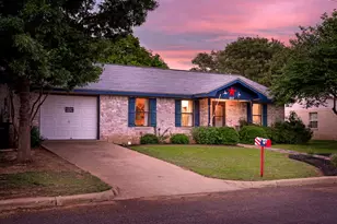602 W Hackberry St, Fredericksburg, TX 78624 - Photo 2