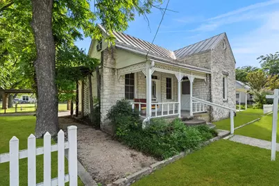 501 W Creek St, Fredericksburg, TX 78624 - Photo 4
