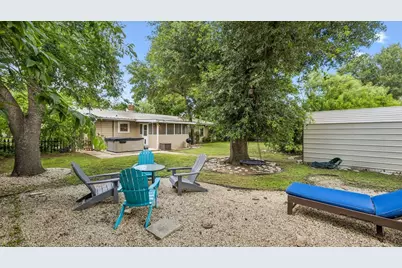 703 N Edison St, Fredericksburg, TX 78624 - Photo 4