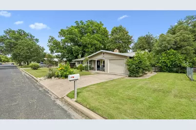 703 N Edison St, Fredericksburg, TX 78624 - Photo 6