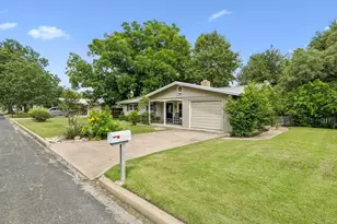703 N Edison St, Fredericksburg, TX 78624 - Photo 6