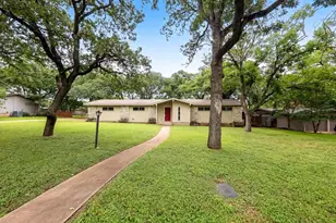 122 Ridgewood Dr, Fredericksburg, TX 78624 - Photo 2