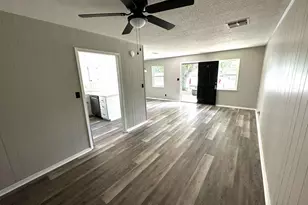 1402 N Adams St, Fredericksburg, TX 78624 - Photo 2