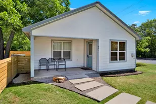 901 Bell St, Fredericksburg, TX 78624 - Photo 2