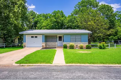 512 W Peach St, Fredericksburg, TX 78624 - Photo 2