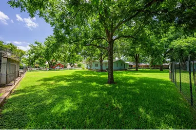 512 W Peach St, Fredericksburg, TX 78624 - Photo 6