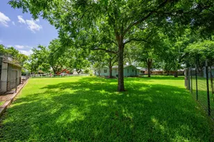512 W Peach St, Fredericksburg, TX 78624 - Photo 6