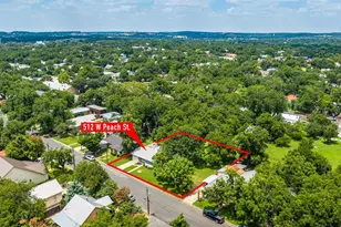 512 W Peach St, Fredericksburg, TX 78624 - Photo 12