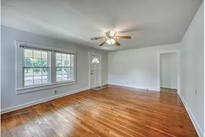 204 N Orange St, Fredericksburg, TX 78624 - Photo 8