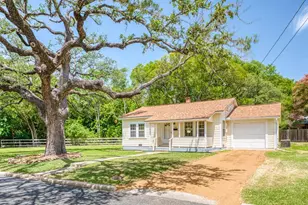 204 N Orange St, Fredericksburg, TX 78624 - Photo 1